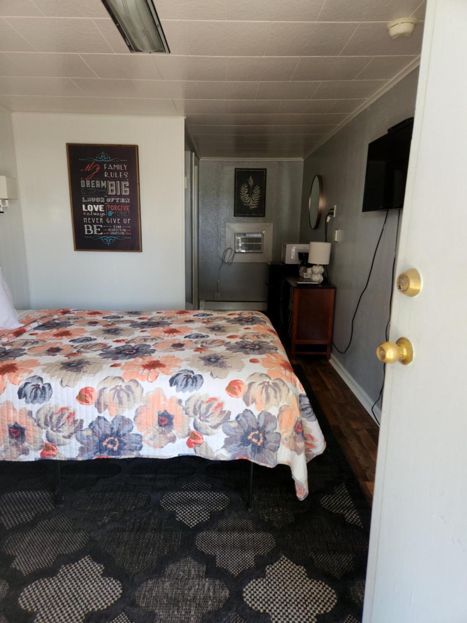 Sage Motel Greybull Room photo