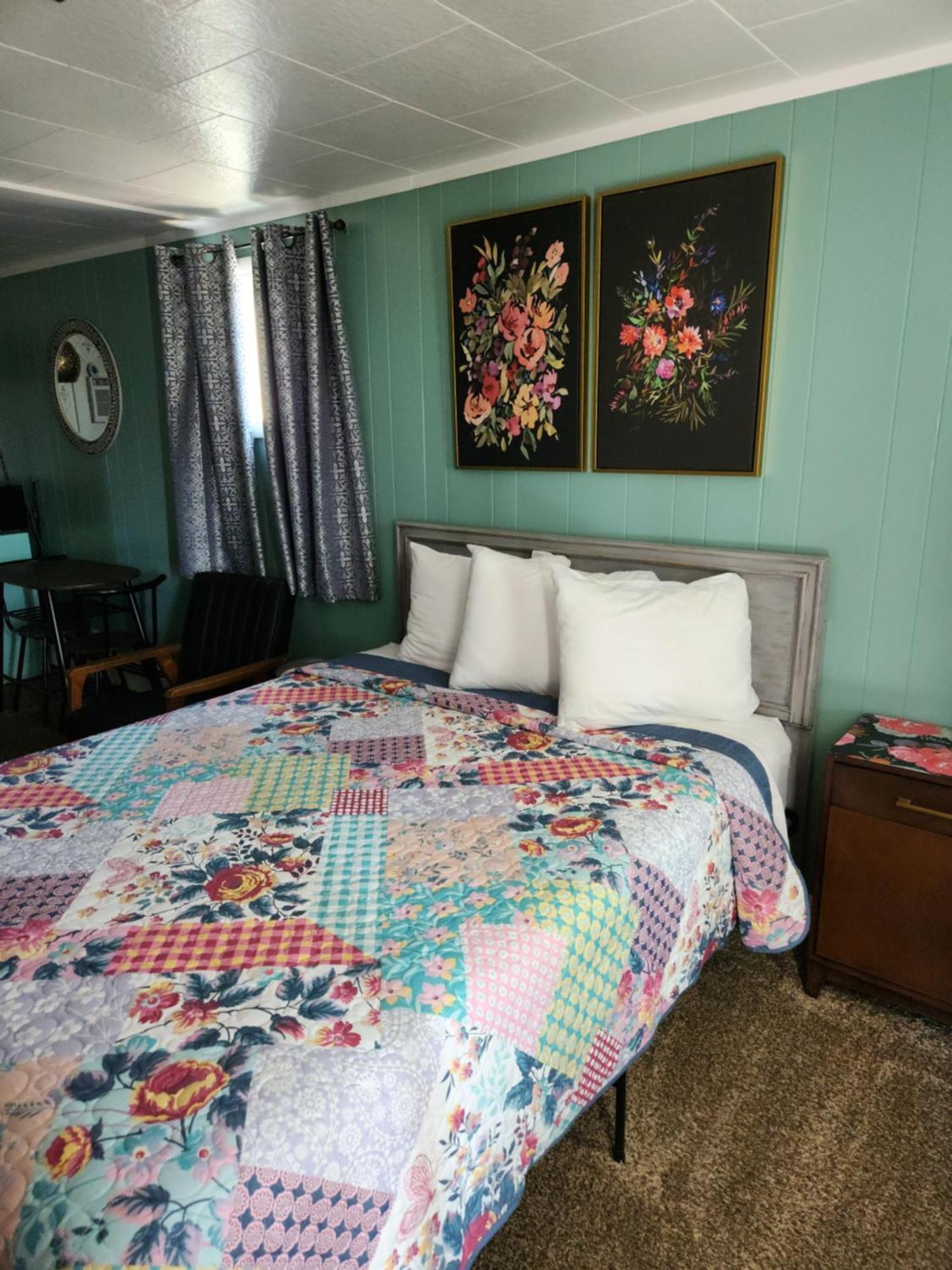 Sage Motel Greybull Room photo